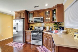 Fridge, microwave, oven, stovetop - Clean and elegant 2-bedroom back house in tranquil Glendale with AC (Glendale)
