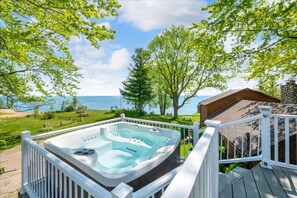 Een hottub op een terras met uitzicht op de oceaan.