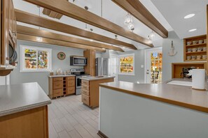 Fridge, microwave, oven, dishwasher - Kilkare Home: The Lakeview Lookout - Gorgeous Lake Views! (Lexington)