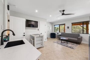 Living area - Prescott Mountain Retreat - 1 Bed 1 Bath Pet Friendly Close to DT (Prescott)