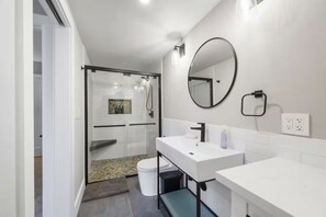 Shower, hair dryer, towels, soap - Prescott Mountain Retreat - 1 Bed 1 Bath Pet Friendly Close to DT (Prescott)