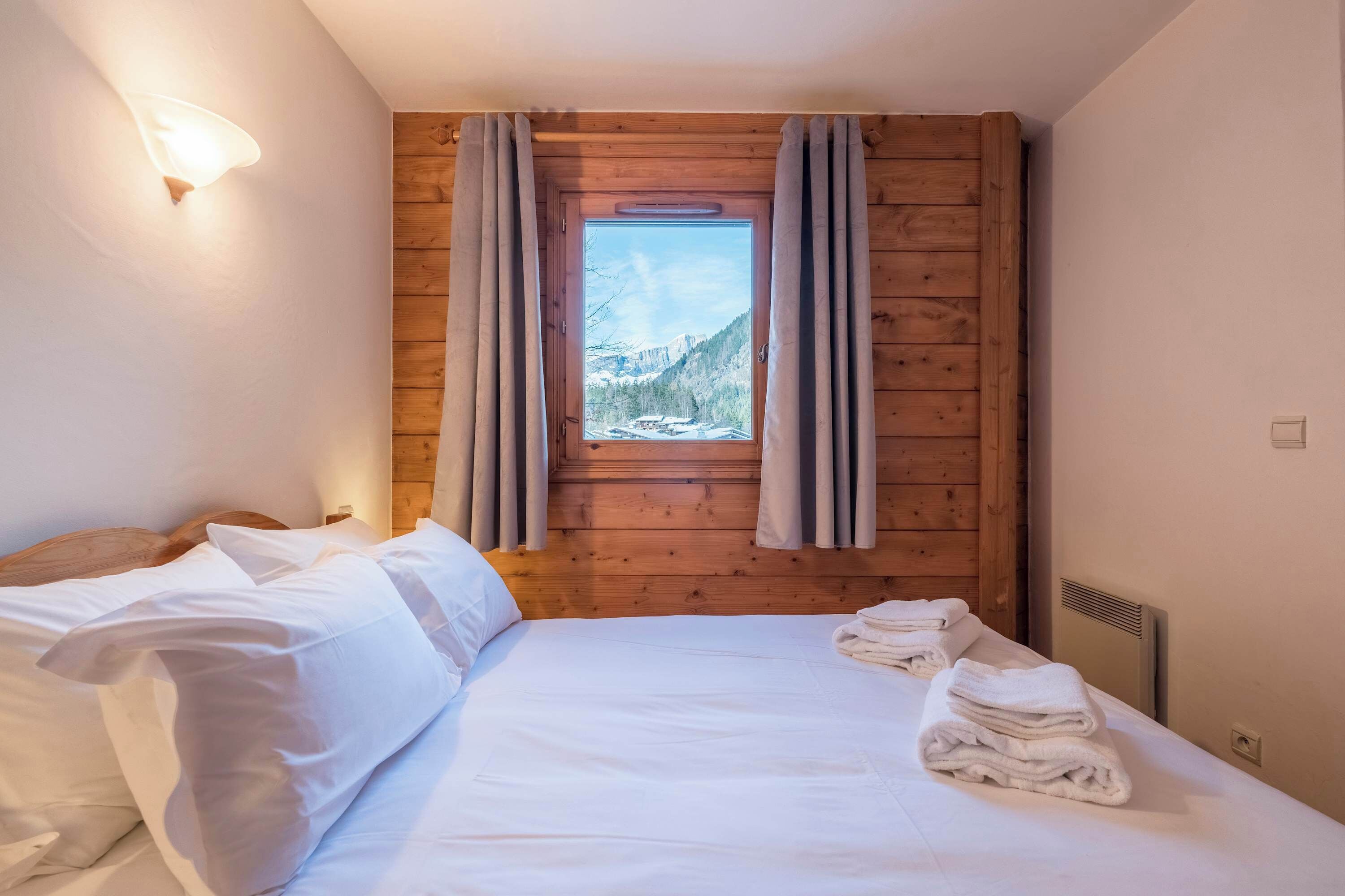 3 bedrooms, iron/ironing board, WiFi (free), bed sheets