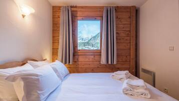 3 bedrooms, iron/ironing board, WiFi (free), bed sheets