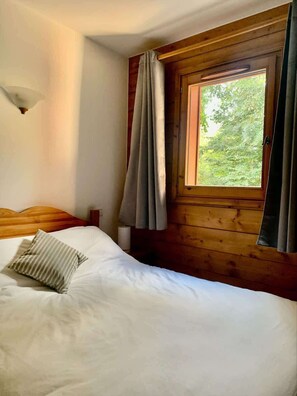 3 slaapkamers, een strijkplank/strijkijzer, gratis wifi, beddengoed