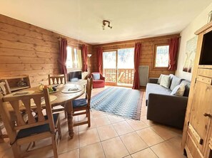 TV, DVD player - Grand Tetras 3 Bed by Prarion Lift, Sleeps 6 to 9 (Les Houches)