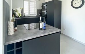 Kühlschrank, Mikrowelle, Ofen, Geschirrspüler