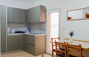 Microwave, stovetop, coffee/tea maker, cookware/dishes/utensils - Nice apartment in Vir with WiFi (Vir)