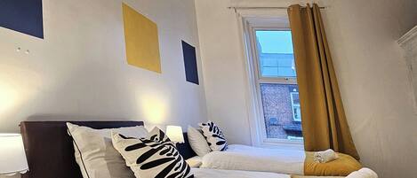 Tabla de planchar con plancha, wifi y ropa de cama