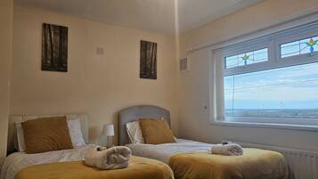 2 bedrooms, desk, iron/ironing board, WiFi