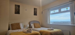 2 bedrooms, desk, iron/ironing board, WiFi