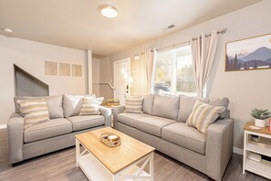 Smart TV - City Convenience, Mountain Vibes – 3BR/2BA Getaway! (Boise)
