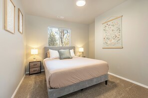 Tabla de planchar con plancha, cuna de viaje, wifi y ropa de cama