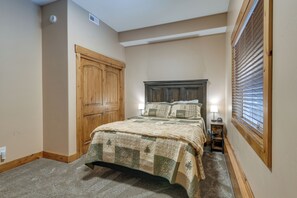 2 habitaciones, escritorio y tabla de planchar con plancha 