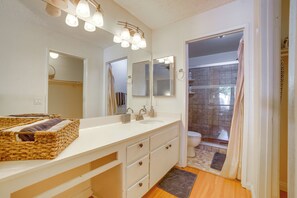 Hair dryer, towels - Home 8 Mi to Dtwn Riverside: Families Welcome! (Moreno Valley)