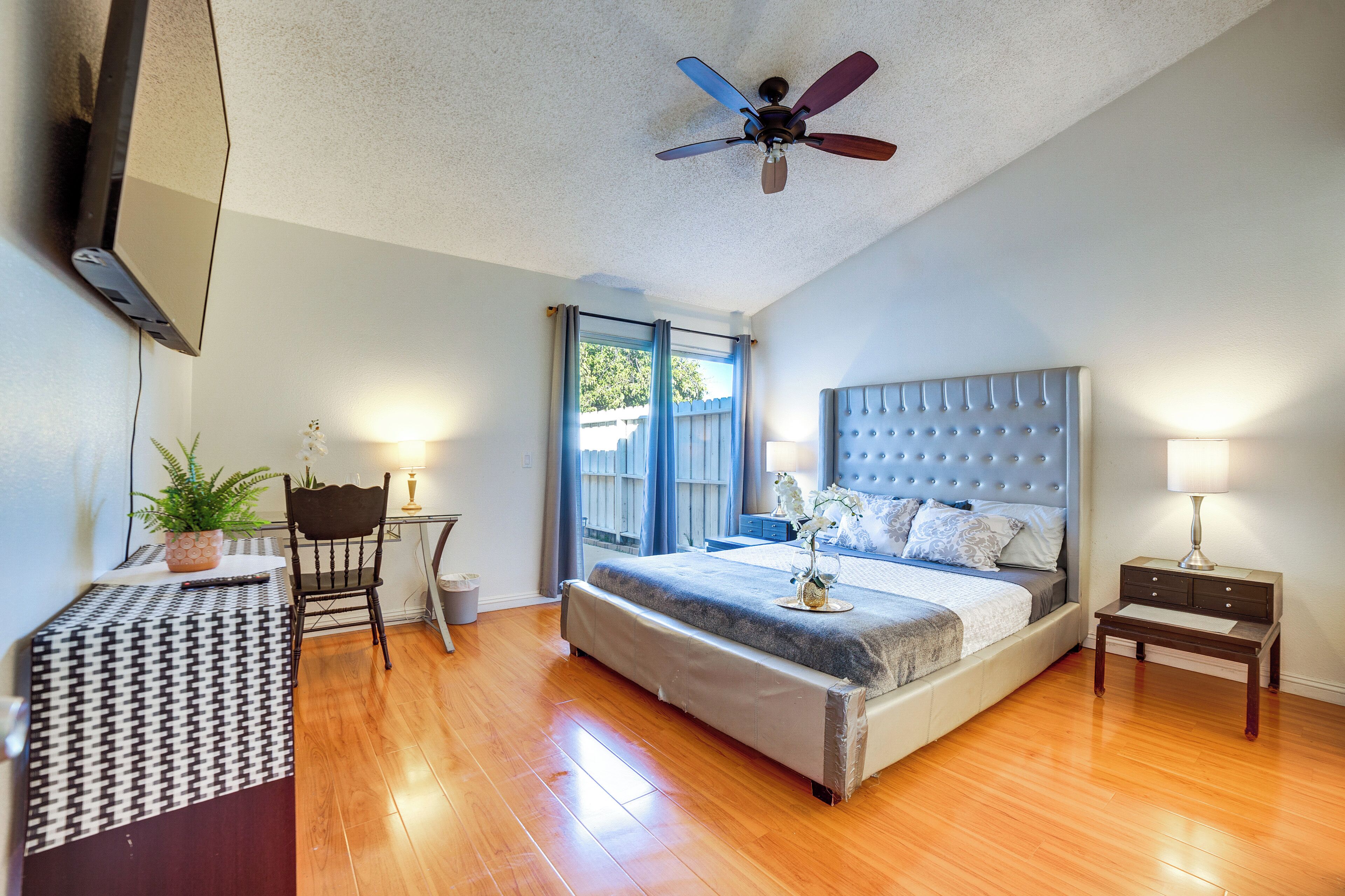 Skrivebord, strykejern/-brett, internettilgang og sengetøy