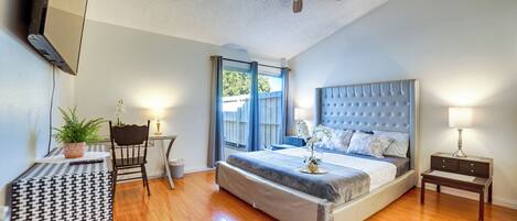 Een bureau, een strijkplank/strijkijzer, internet, beddengoed