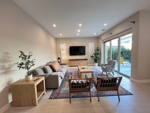 Living area - Charming 4-bedroom bed & breakfast in peaceful location with AC (Irvine)