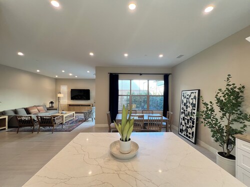 Charming 4-bedroom bed & breakfast in peaceful location with AC