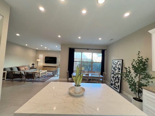 Charming 4-bedroom bed & breakfast in peaceful location with AC