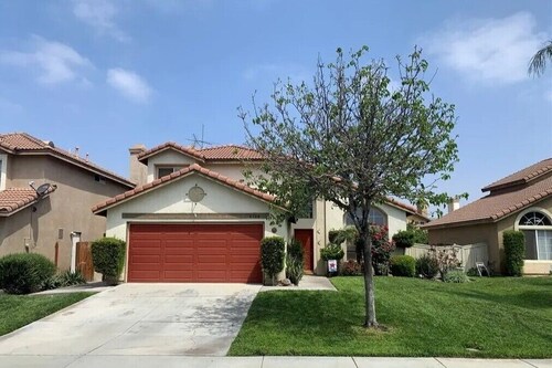 Family Home w/ Hot Tub! 2 Mi to Dtwn Riverside