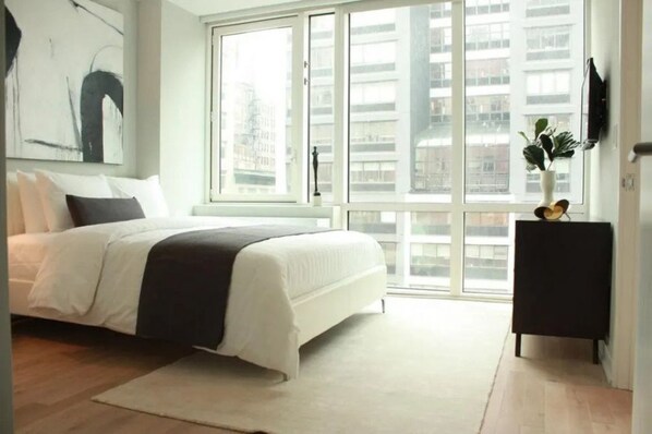 1 habitación, tabla de planchar con plancha y ropa de cama 