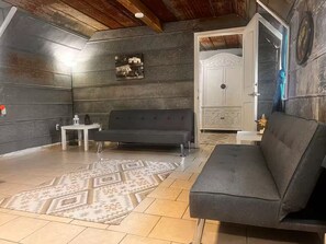 Living area - The Tin Stay at Lake Whitney (Clifton)