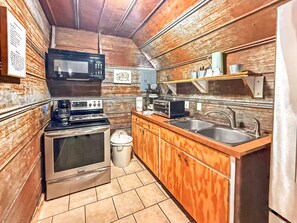 Private kitchen - The Tin Stay at Lake Whitney (Clifton)