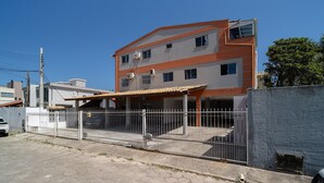 A multi-story building with a flat roof and a covered entrance area. - Apt w/ 2 Bedrooms and Barbecue Grill Fdc0005 (Florianópolis)