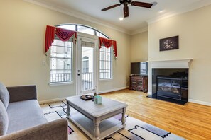 TV, fireplace - Walkable + Group-Friendly: Houston Home By Stadium (Houston)
