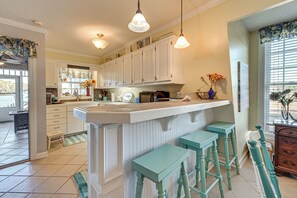 Een koelkast, een magnetron, een kookplaat, een vaatwasser