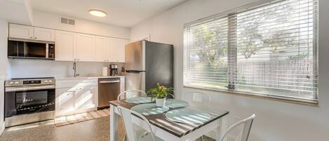 Réfrigérateur, micro-ondes, plaque de cuisson, lave-vaisselle