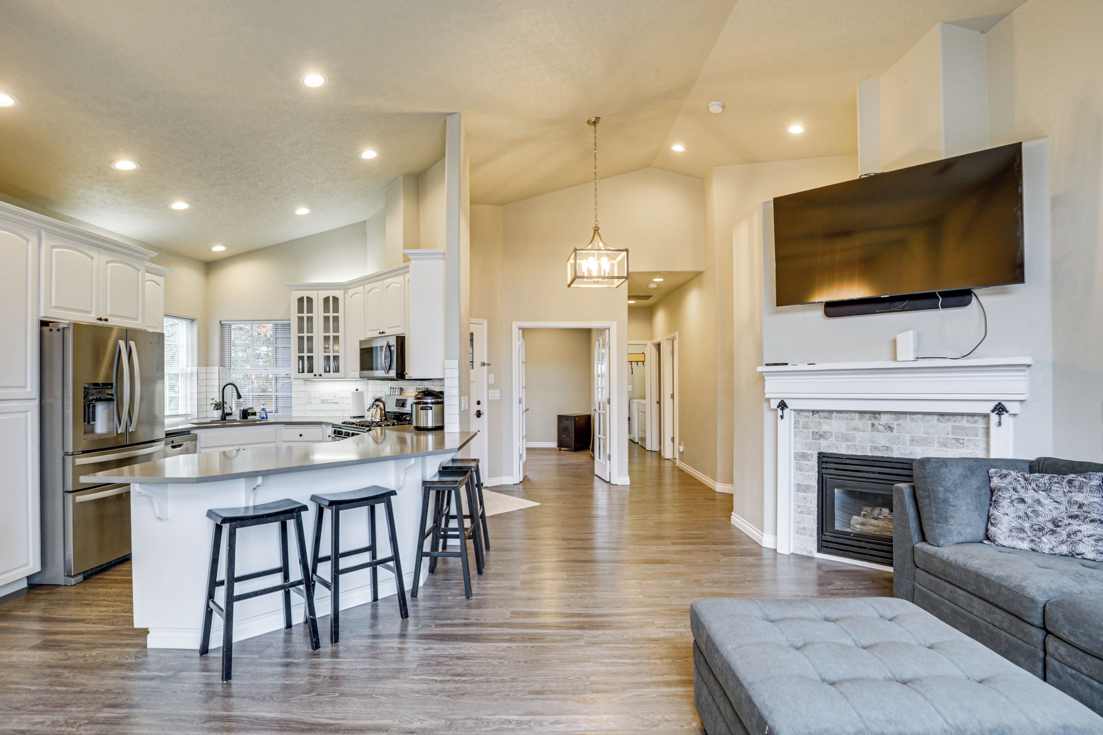 Refrigerador, microondas, placa de cocina, lavavajillas