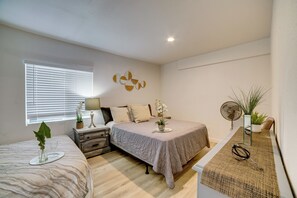 1 Schlafzimmer, Schreibtisch, Bügeleisen/Bügelbrett, Reisekinderbett