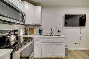 Kühlschrank, Mikrowelle, Herdplatte, Wasserkocher mit Kaffee-/Teezubehör