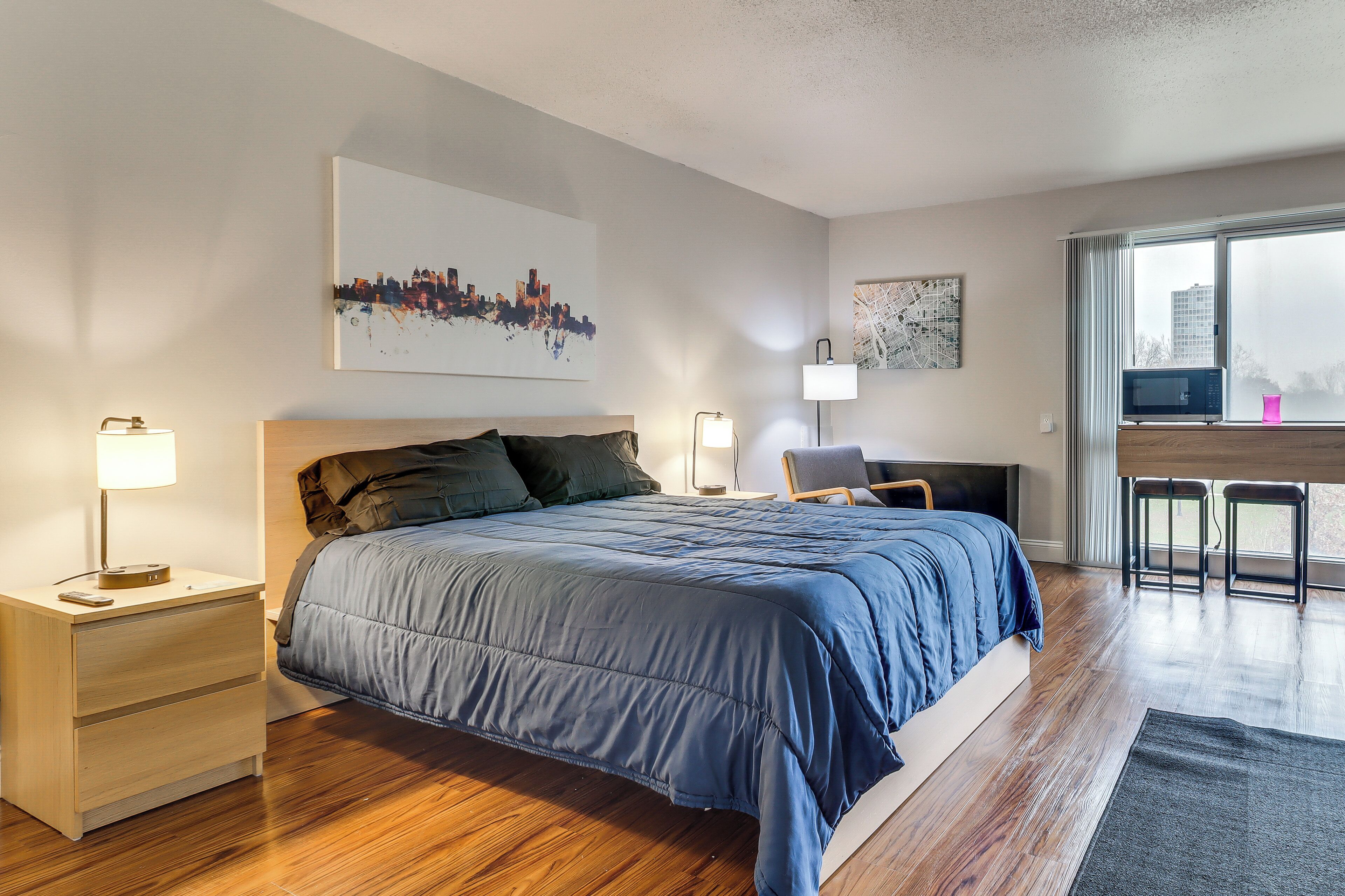 Escritorio, tabla de planchar con plancha, internet y ropa de cama 