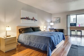 Desk, iron/ironing board, internet, bed sheets - 2 Mi to DMC & Children's Hospital: Modern Studio (Detroit)