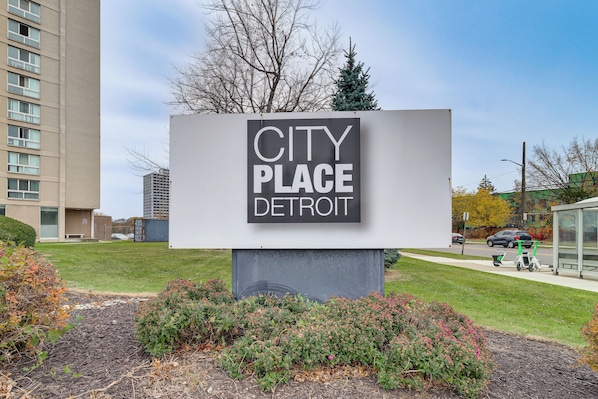 Property grounds - 2 Mi to DMC & Children's Hospital: Modern Studio (Detroit)