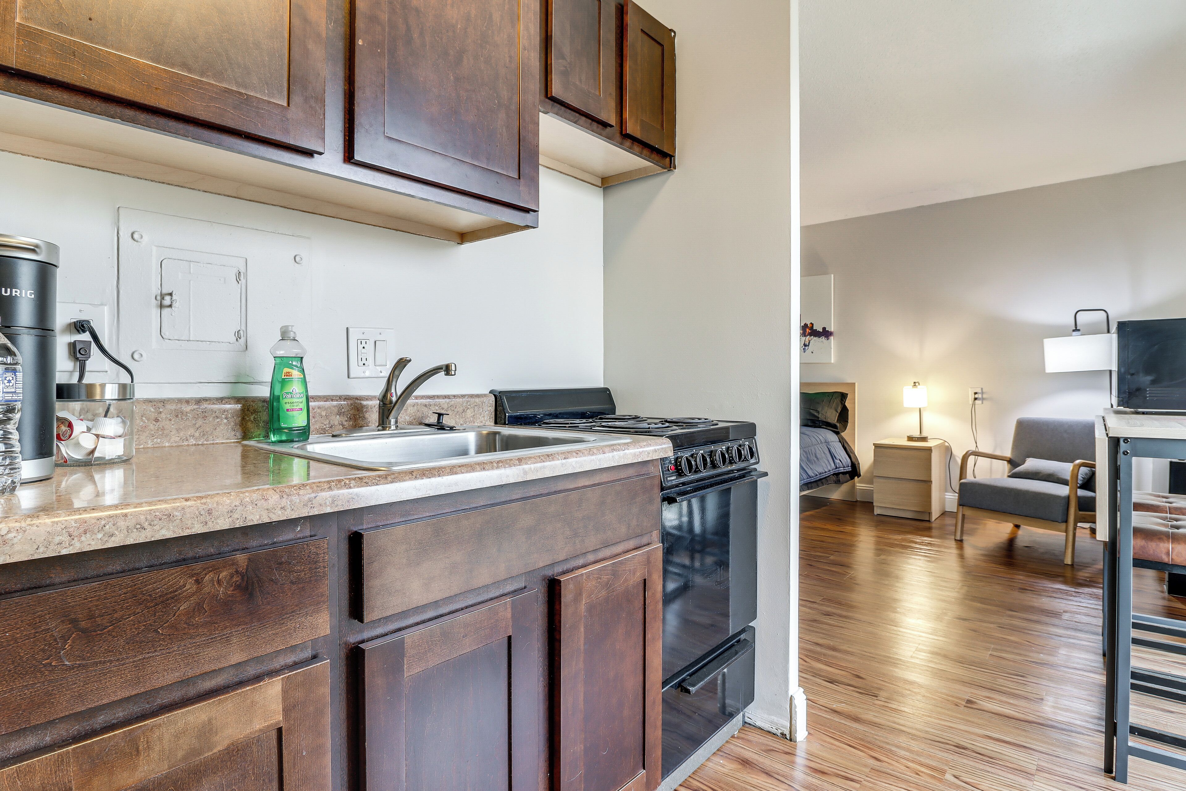 Réfrigérateur, micro-ondes, plaque de cuisson, cafetière/bouilloire