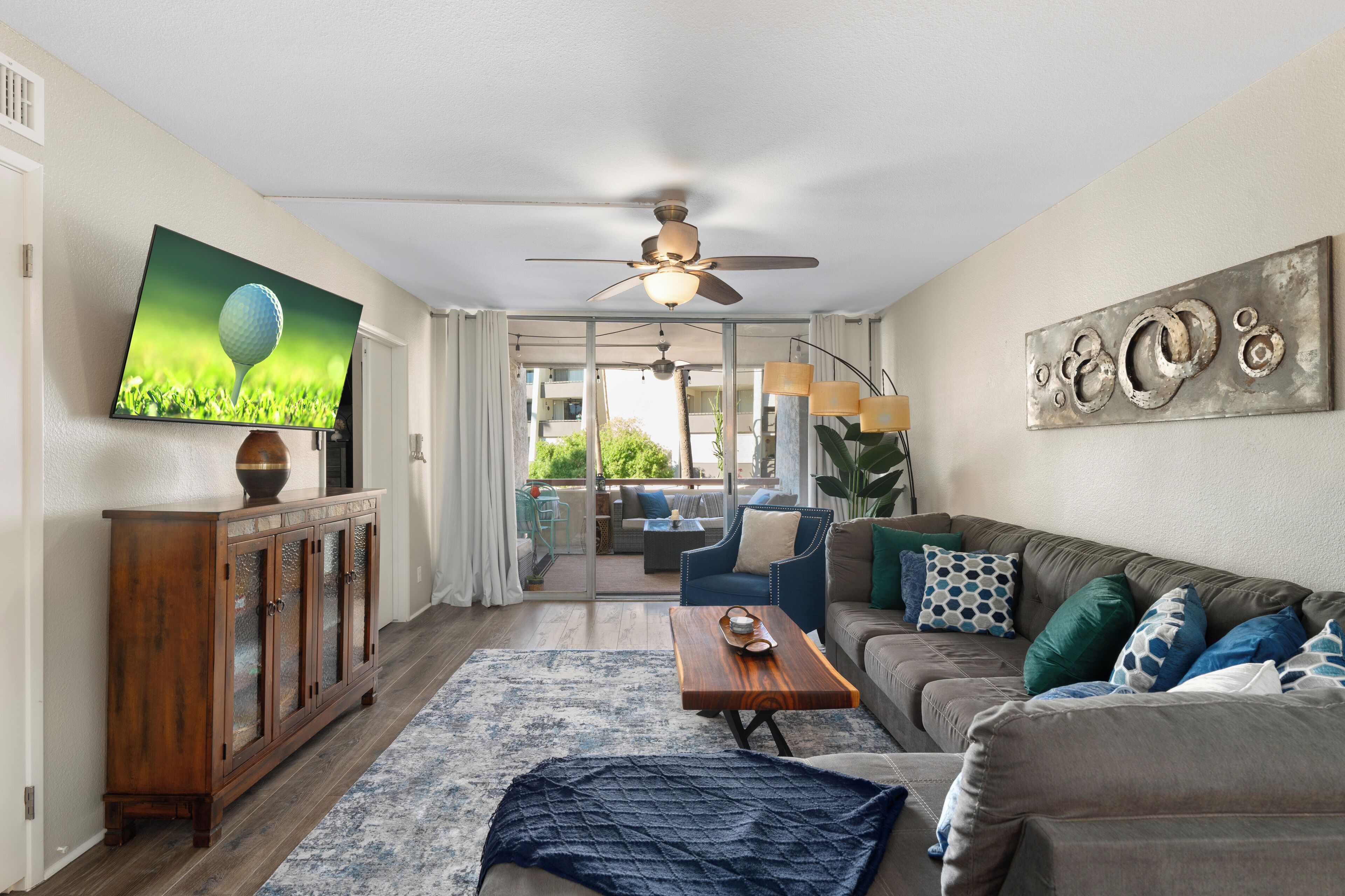 Fernseher, Tischtennisplatte, Bücher