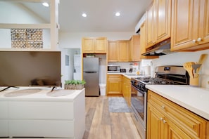 Refrigerador, microondas, parrilla de estufa y cafetera y tetera