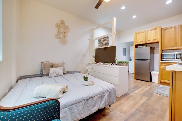 Desk, iron/ironing board, travel cot, Internet - Work & Play! Extended Stay 2 Mi to Dtwn Riverside (Riverside)