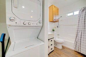 Hair dryer, towels - Work & Play! Extended Stay 2 Mi to Dtwn Riverside (Riverside)