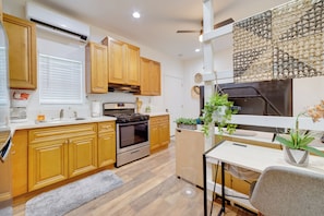 Refrigerador, microondas, parrilla de estufa y cafetera y tetera