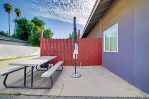 Outdoor dining - Work & Play! Extended Stay 2 Mi to Dtwn Riverside (Riverside)