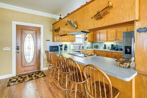 Frigorífic, microones, placa de cuina i rentaplats 