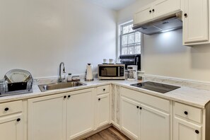 Jääkaappi, mikroaaltouuni, kahvin-/teenkeitin