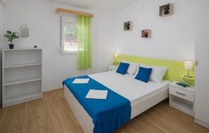 3 bedrooms, travel cot, free WiFi - Awesome home in Tinjan (Tinjan)