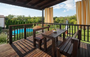 Outdoor dining - Stunning home in Tinjan (Tinjan)