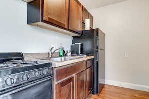 Fridge, microwave, stovetop, coffee/tea maker - Home Base for Healthcare Workers: 2 Mi to DMC! (Detroit)