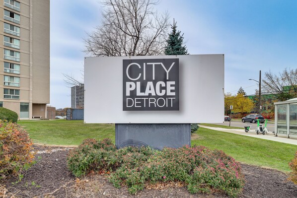 Property grounds - Home Base for Healthcare Workers: 2 Mi to DMC! (Detroit)